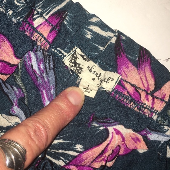 About a Girl Pompom Bird of Paradise Print Shorts - Picture 3 of 5